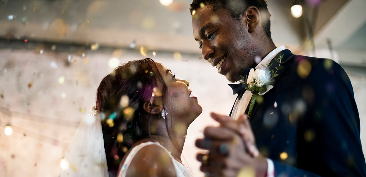 wedding happy couple with confetti